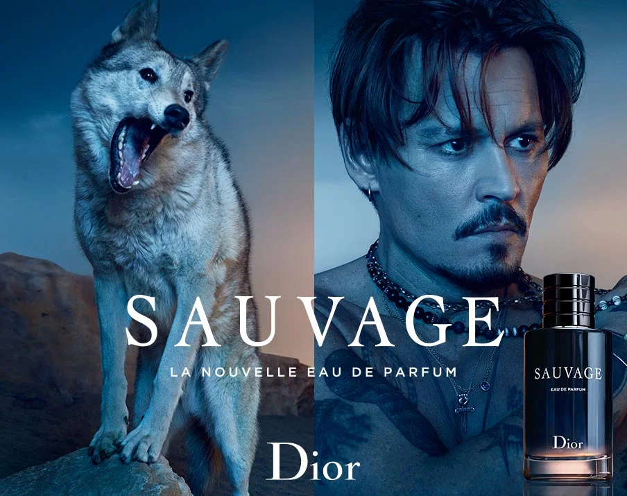 Publicité de l'eau de parfum SUAVAGE de Dior avec a gauche un loup gueule ouverte et à droite l'acteur johnny depp.