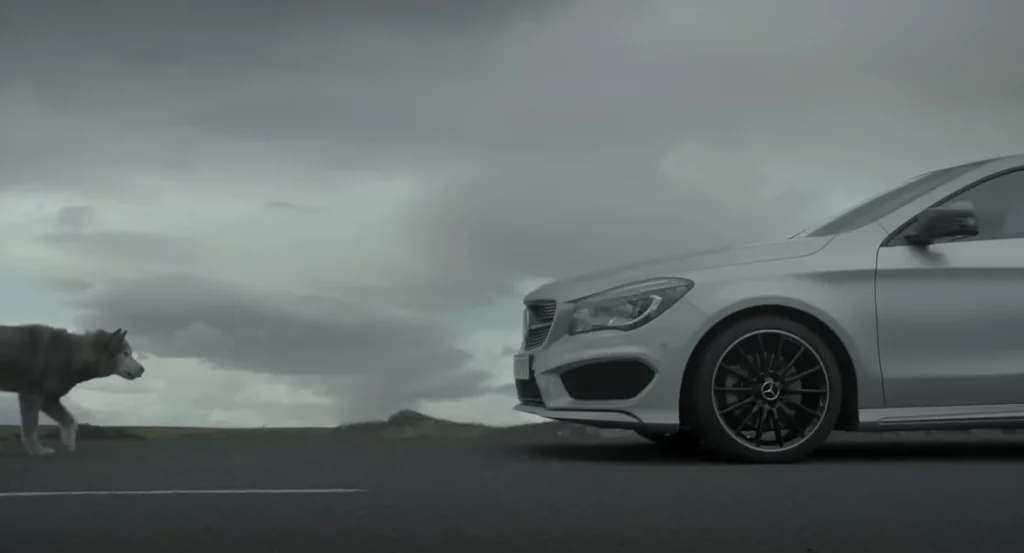 le loup dans une pub automobile en face d'une class A Mercedes