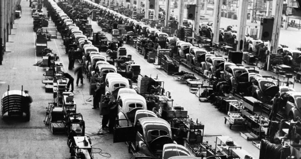 le loup de wolkswagen et son usine de Wolfsburg en 1945 produisant la cox
